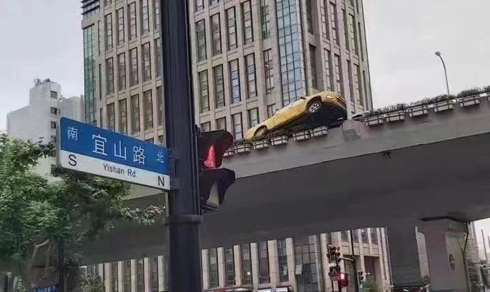 究竟谁之过？上海“斗气车”司机会被如何处理？法学专家分析→
