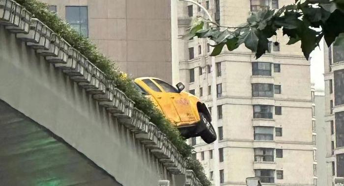 视频惊魂！两车高架上“斗气”，差点坠桥！警方通报