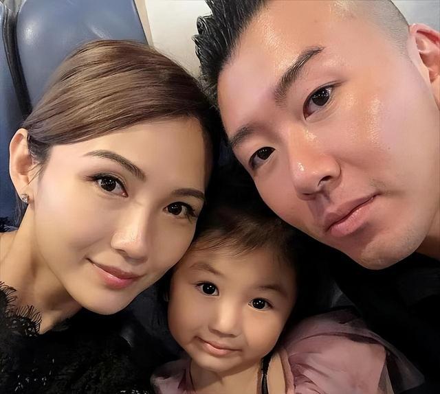 39岁香港女星陈乐榣未婚怀孕，与男友合影晒5月孕肚，离婚刚7个月