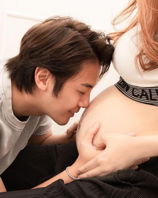39 岁香港女星陈乐榣未婚怀孕，与男友合影晒 5 月孕肚，离婚刚 7 个月