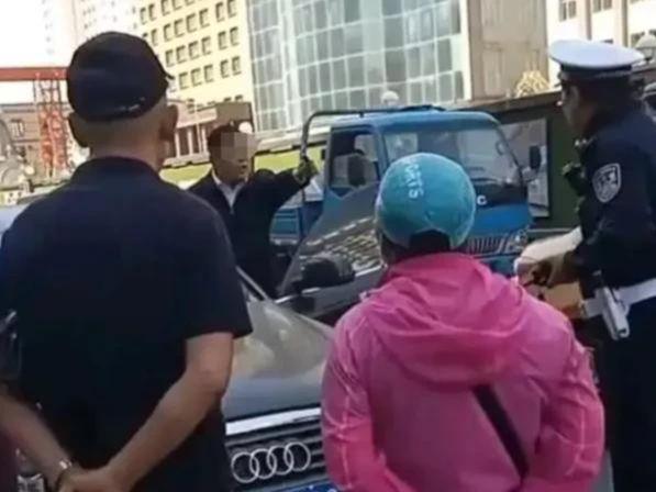 哈尔滨警方通报：指责并阻碍交警执法车主系某服装公司员工