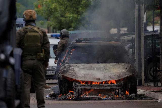 5月26日，科索沃防暴警察与塞族民众发生冲突/路透社 图