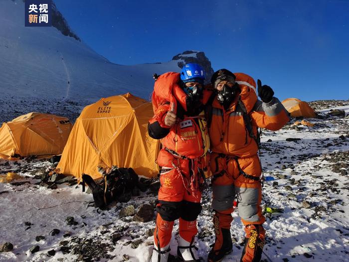在珠峰海拔8450米，两名中国登山者放弃登顶救回一条人命