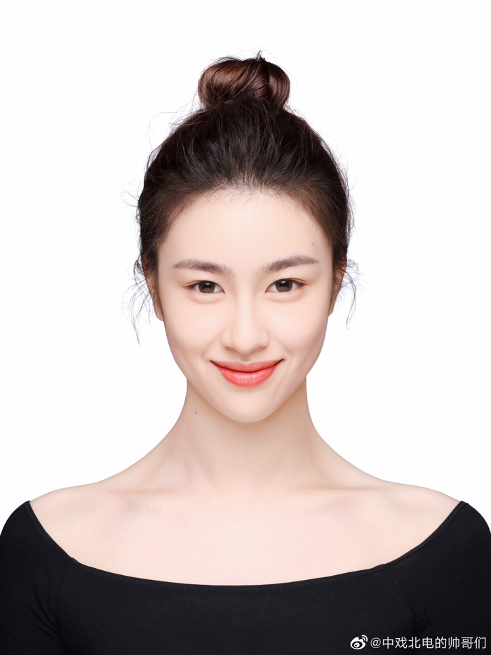 来自北京市的尹文萱是 北京电影学院表演本科全国第八名……