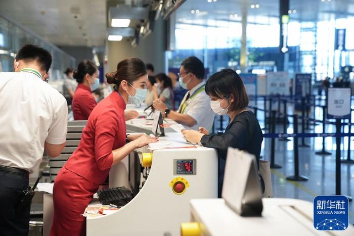 5月28日,旅客在航站楼办理登机手续。新华社记者丁汀摄