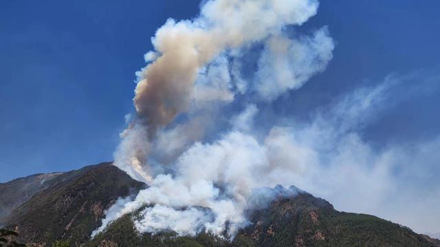 四川凉山州木里山火紧张扑救中：东线、北线仍有约2公里连续火线