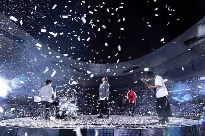 5月26日,台湾流行天团“五月天”在北京国家体育场(鸟巢)开唱 图源:相信音乐官方微博