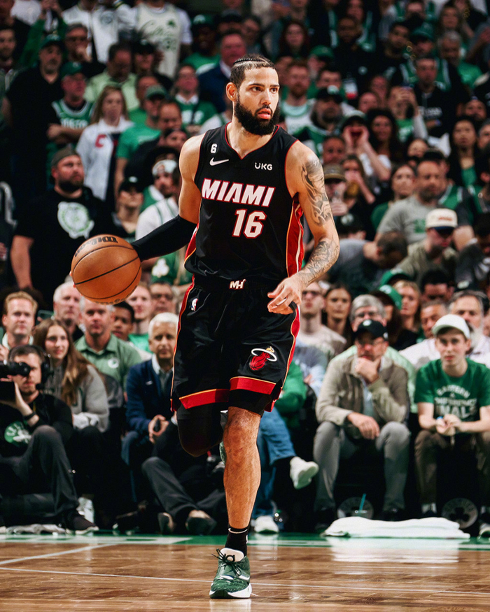 丹佛掘金客場挑戰湖人 詹姆斯戴維斯聯手阻擊直播全程跟進