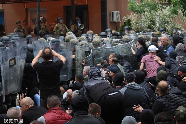科索沃塞族抗议者暴力冲击市政大楼致数十名北约维和人员受伤，其中3人伤重