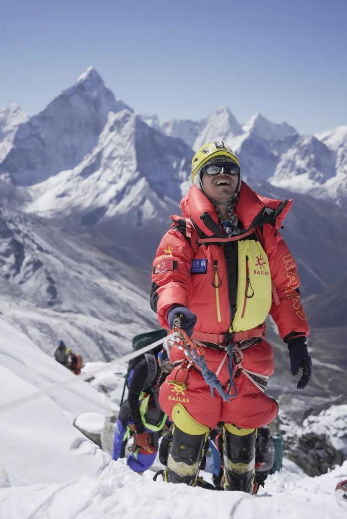 登上珠峰的16岁姑娘、普通理发师和盲人攀登者的故事