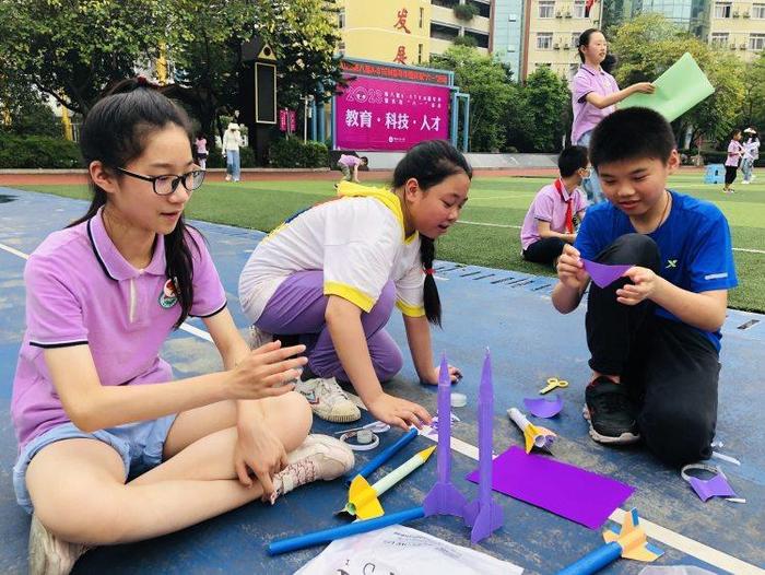 橡筋动力飞机、纸火箭、船模……小学生玩转科技嘉年华庆“六一”