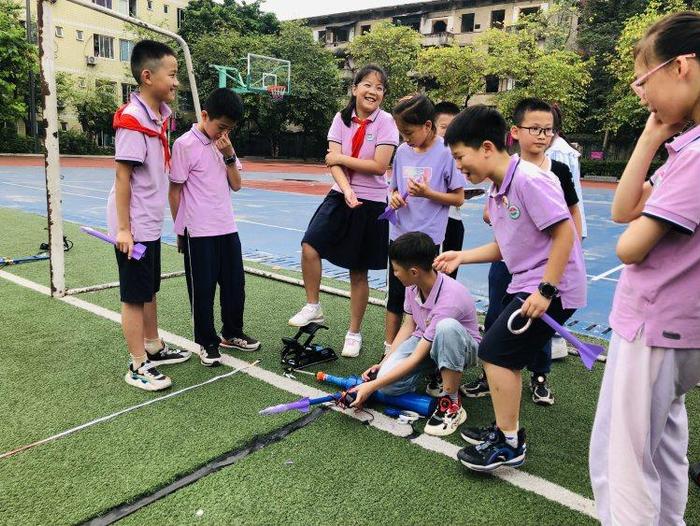 橡筋动力飞机、纸火箭、船模……小学生玩转科技嘉年华庆“六一”