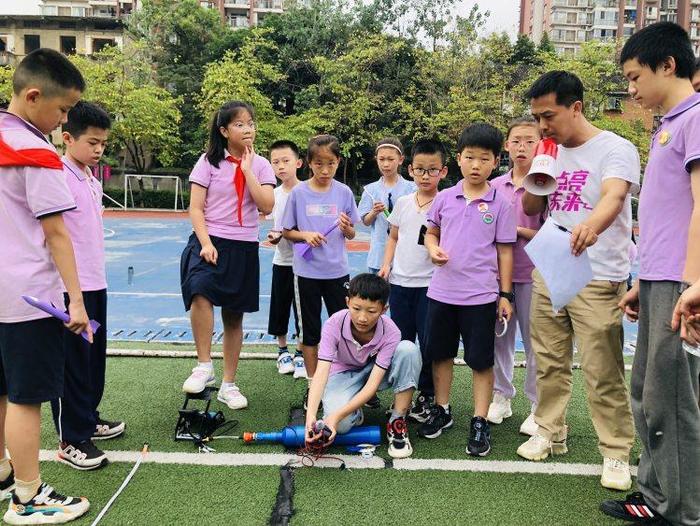 橡筋动力飞机、纸火箭、船模……小学生玩转科技嘉年华庆“六一”