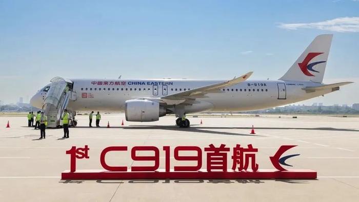 C919首航，光明乳业大白兔牛奶陪伴“翼”起翱翔