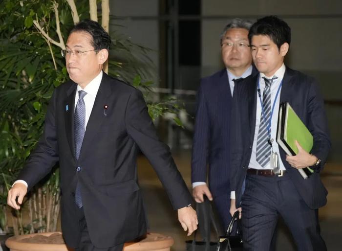 政治舆论压力下，日本首相炒儿子“鱿鱼”