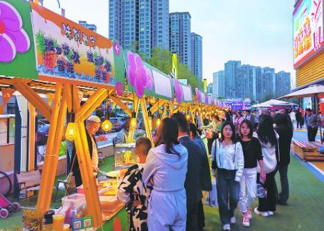 露营火、夜市热……夏日消费燃起来！