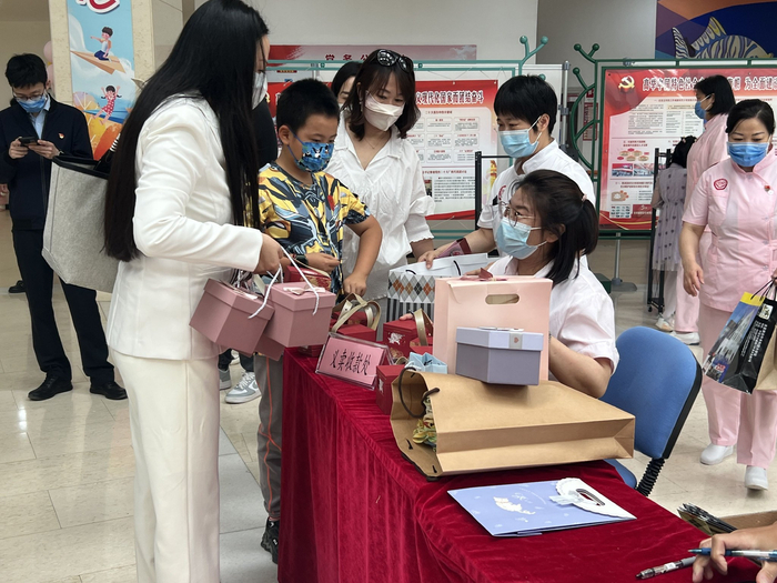 福利院领养 w700d1q75cms.jpg?by=cms_fixed_width