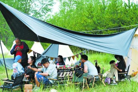 露营火、夜市热……夏日消费燃起来！