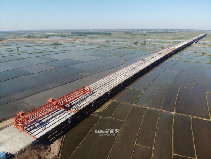 大桥全长2407.28米｜铁科高速拉林河特大桥完成预制箱梁架设