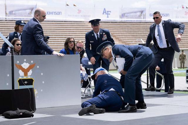 拜登出席空军学院毕业典礼又谈中国，此后狠狠摔倒成美媒焦点