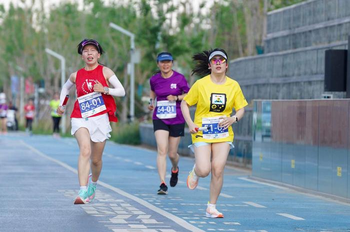 石景山区冬奥公园团体接力赛暨欢乐荧光跑举行