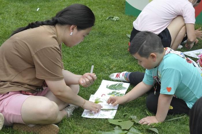 《十万个为什么》推出“寻找树叶精灵”植物研学课