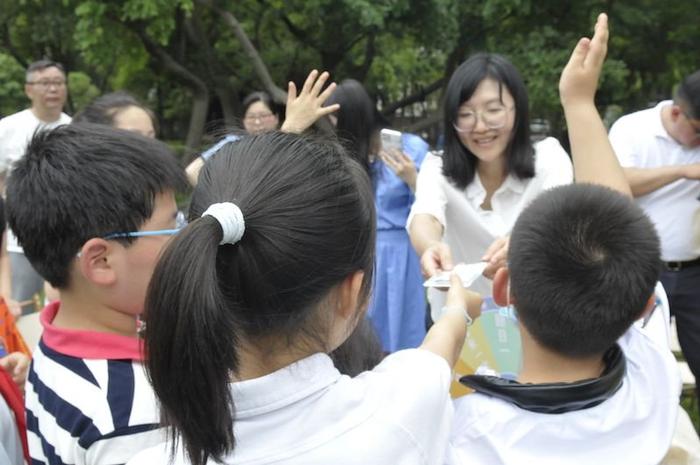 《十万个为什么》推出“寻找树叶精灵”植物研学课