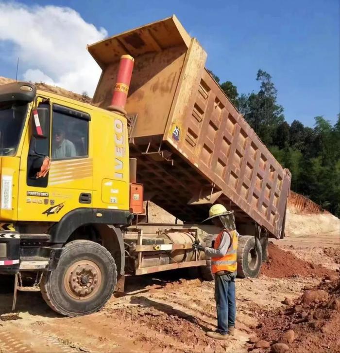 顶烈日战高温！阳信高速公路信宜北界东互通有序推进