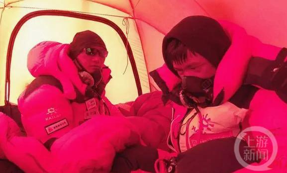 他们放弃登顶珠峰，花1万美元救了个人，获救者却只愿承担4千