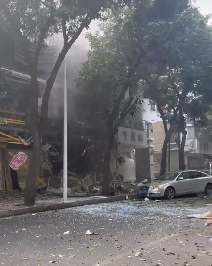 广东汕头一快餐店发生煤气瓶闪爆致1死6伤