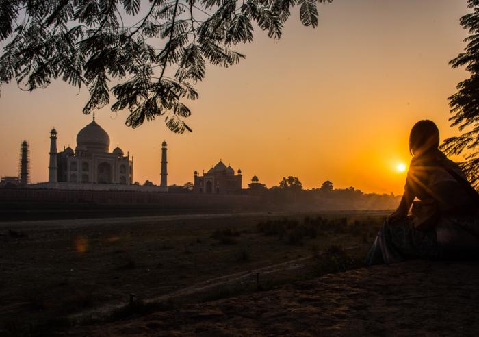 这是2016年12月22日在印度北方邦阿格拉拍摄的夕阳下的泰姬陵。新华社记者 毕晓洋 摄
