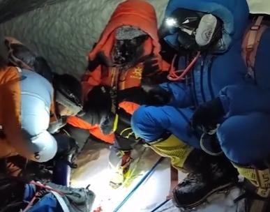 还差400米，他们放弃登顶珠峰，花1万美元救人，获救女子只愿承担4成