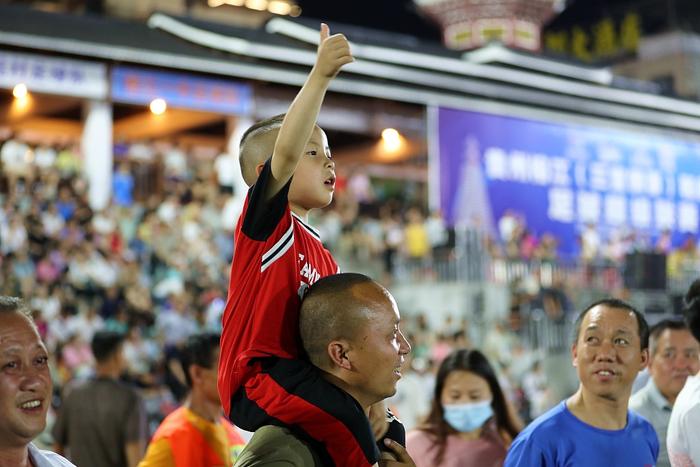 城事｜贵州“村超”：近5万人到场观赛，韩乔生坐梯子上解说