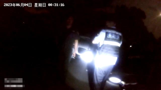 深夜山上发出“求救信号”，民警前往后发现……