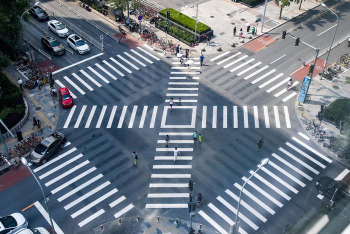 石景山区政达街与银河东街交叉口的“全向十字路口”最大程度保障行人路权。 邓伟摄