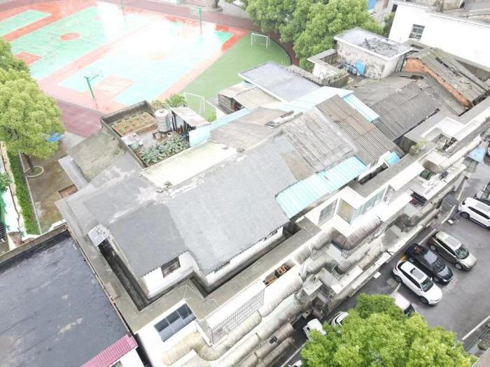 宁乡直管公房屋顶加建违章建筑拆除了