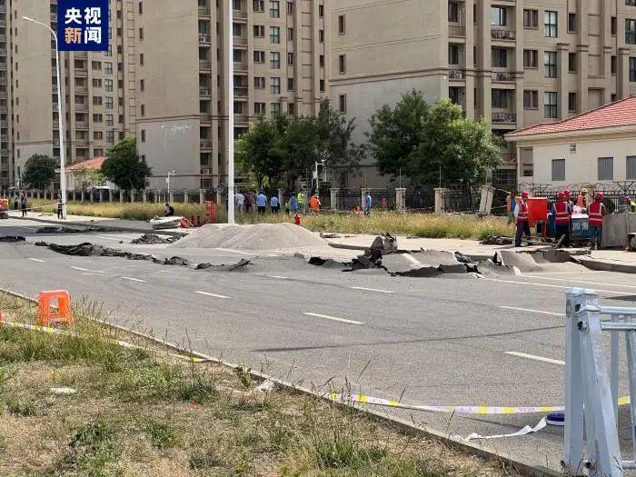 天津市津南区八里台镇局部地面沉降,路面胀开 图源:央视新闻