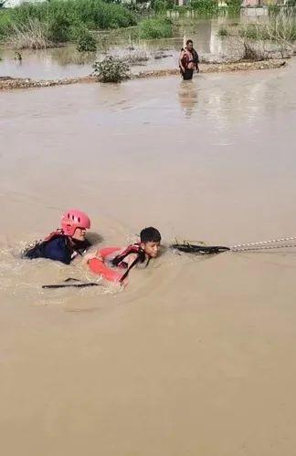 男孩被河水冲走！三亚河道管理员毫不犹豫跳进河里……