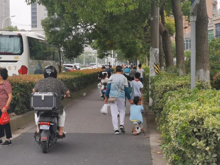 太危险！上海这些人行道险象环生、步步惊心！有的被侵占损坏，还有的甚至…