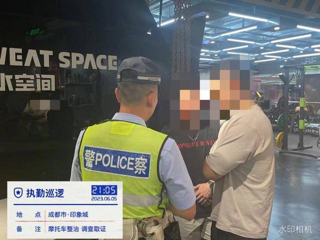 摩托车冲卡逃避检查 成都交警：阻碍民警执行职务依法拘留