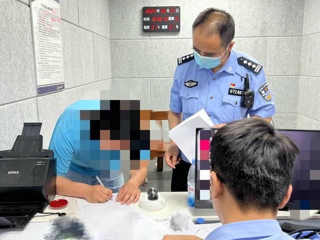 摩托车冲卡逃避检查 成都交警：阻碍民警执行职务依法拘留