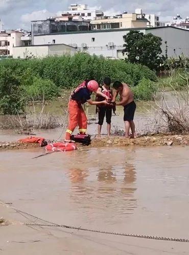 男孩被河水冲走！三亚河道管理员毫不犹豫跳进河里……