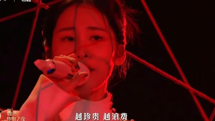 张碧晨首唱消失的她主题曲《笼》…… 张碧晨 主题曲 笼 新浪新闻