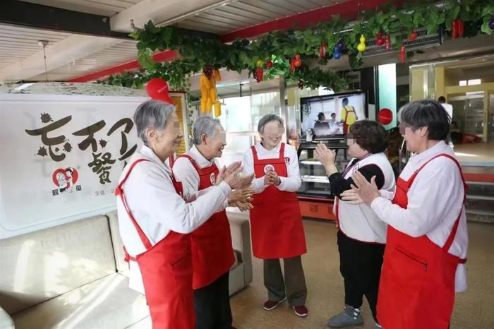 实录 | 天津这家“忘不了餐厅”，服务员和客人都很特别
