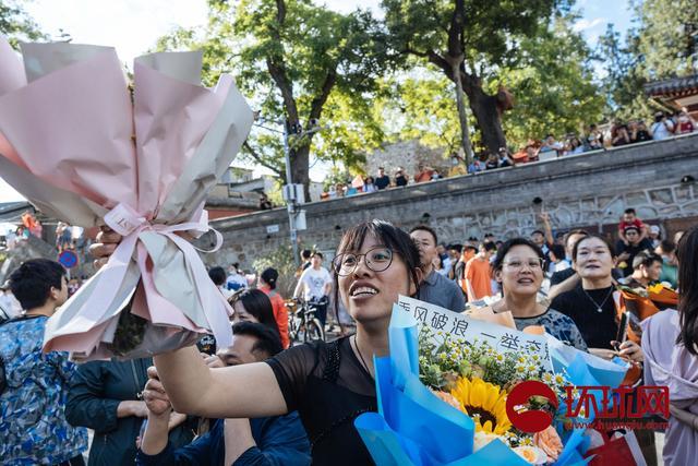 北京高考结束，家长手持鲜花送上祝福