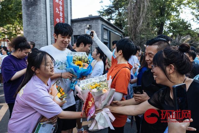 北京高考结束，家长手持鲜花送上祝福