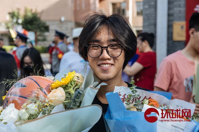 北京高考结束，家长手持鲜花送上祝福