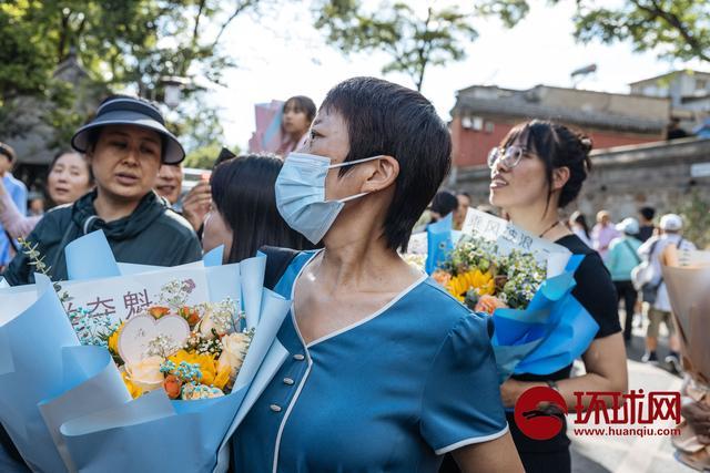 北京高考结束，家长手持鲜花送上祝福