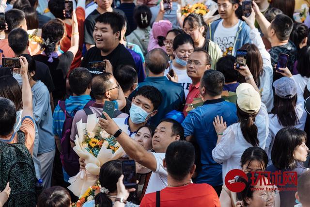 北京高考结束，家长手持鲜花送上祝福