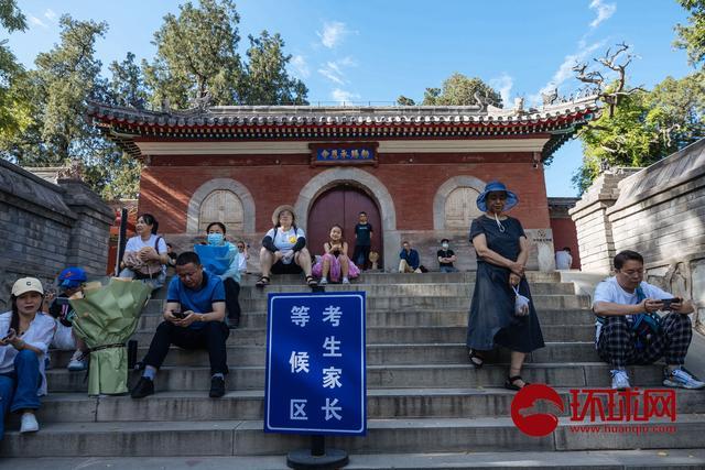 北京高考结束，家长手持鲜花送上祝福